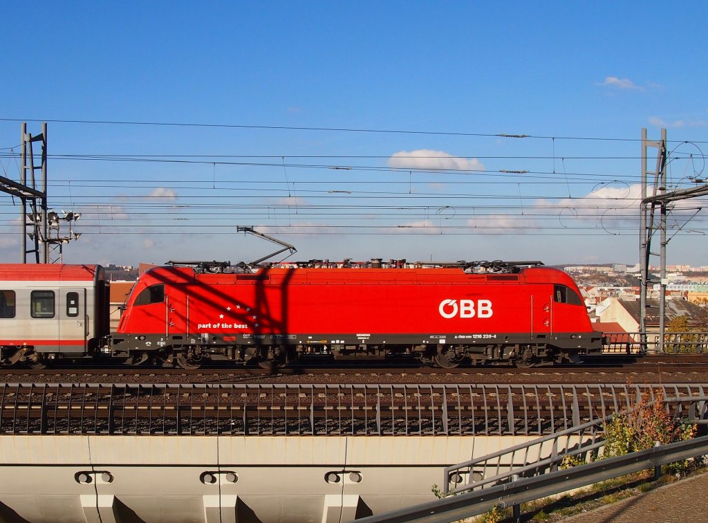 BB Taurus III 1216 239 (ES64U4)  nahe dem Hauptbahnhof Prag am 31.10. 2012. (Weltrekord 357km/h)
