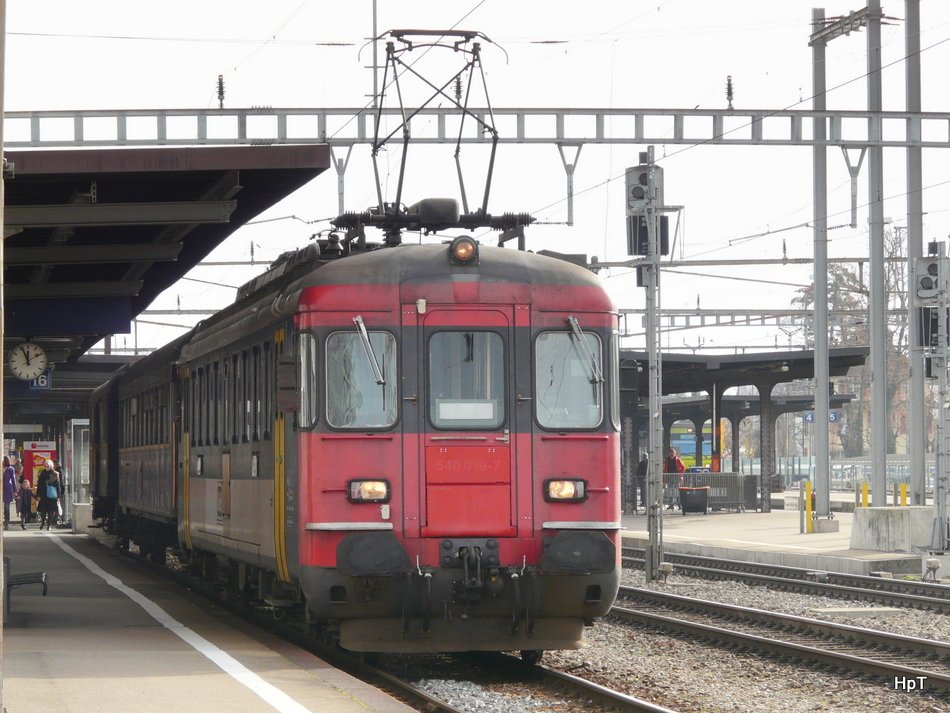 OeBB - Triebwagen RBe 4/4 205 (ex SBB 540 019-7 nach auf der Front lesbar) bei einer Extrafahrt im Bahnhof Thun am 21.11.2009