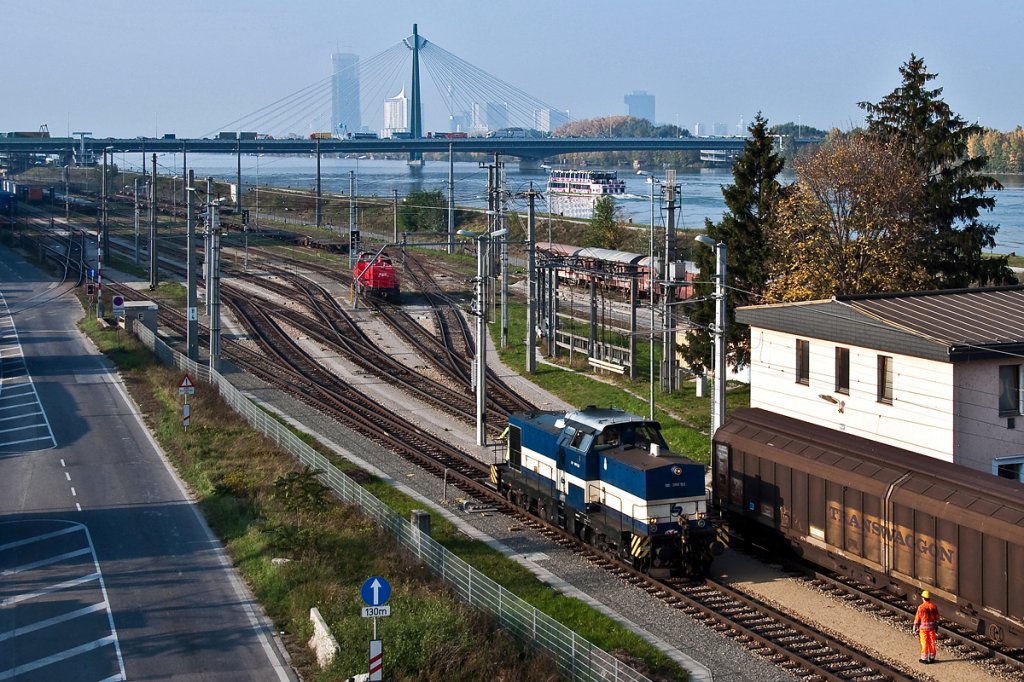 BB, Wiener Lokalbahn und auf der Donau die  Vindobona , aufgenommen am Nachmittag des 22.10.2012.
