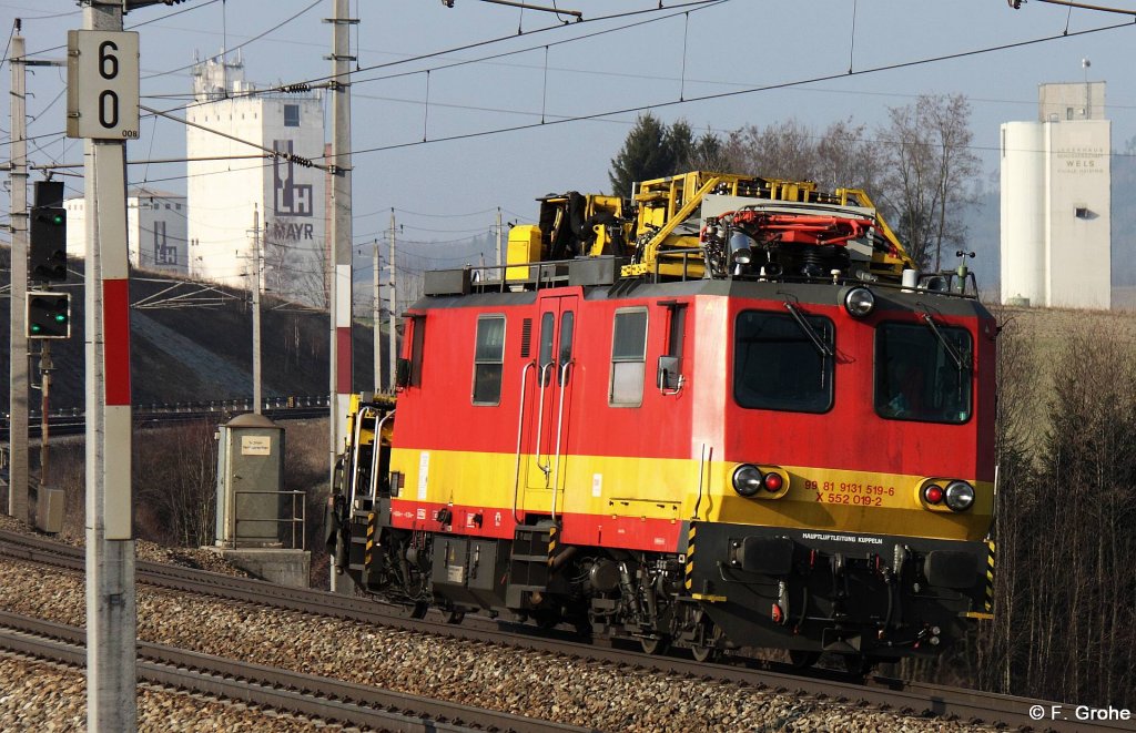 BB X 552 019-2 dieselhydraulischer Motorturmwagen MTW 99 81 9131 519-6 auf Fahrt Richtung Neumarkt-Kallham, Passauer Bahn KBS 150 Wels - Passau, fotografiert bei Katzbach am 15.03.2012 --> das Fahrzeug dient fr Wartungsarbeiten an Oberleitungen