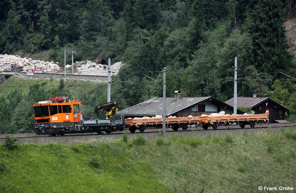 BB X 630 560 Robel Gleiskraftwagen 99 81 9120 560-3 schiebt 2 Flachwagen mit Steinen zur Baustelle im Hintergrund (Hangsanierung), Salzburg-Tiroler-Bahn KBS 201 Innsbruck - Saalfelden, fotografiert bei Hopfgarten im Brixental am 19.07.2012 