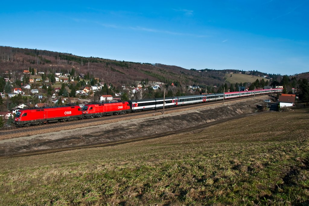 OEC 166 ist von Wien Westbf. nach Zrich unterwegs. Ab 09.04.2011 wird dieser Zug als railjet 166 gefhrt. Die Aufnahme entstand am 06.02.2011 kurz vor Eichgraben-Altlengbach.