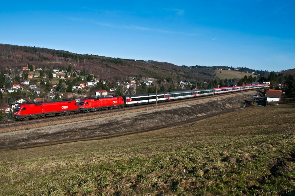OEC 166 ist von Wien Westbf. nach Zrich unterwegs. Ab 09.04.2011 wird dieser Zug als railjet 166 gefhrt. Die Aufnahme entstand am 06.02.2011 kurz vor Eichgraben-Altlengbach.