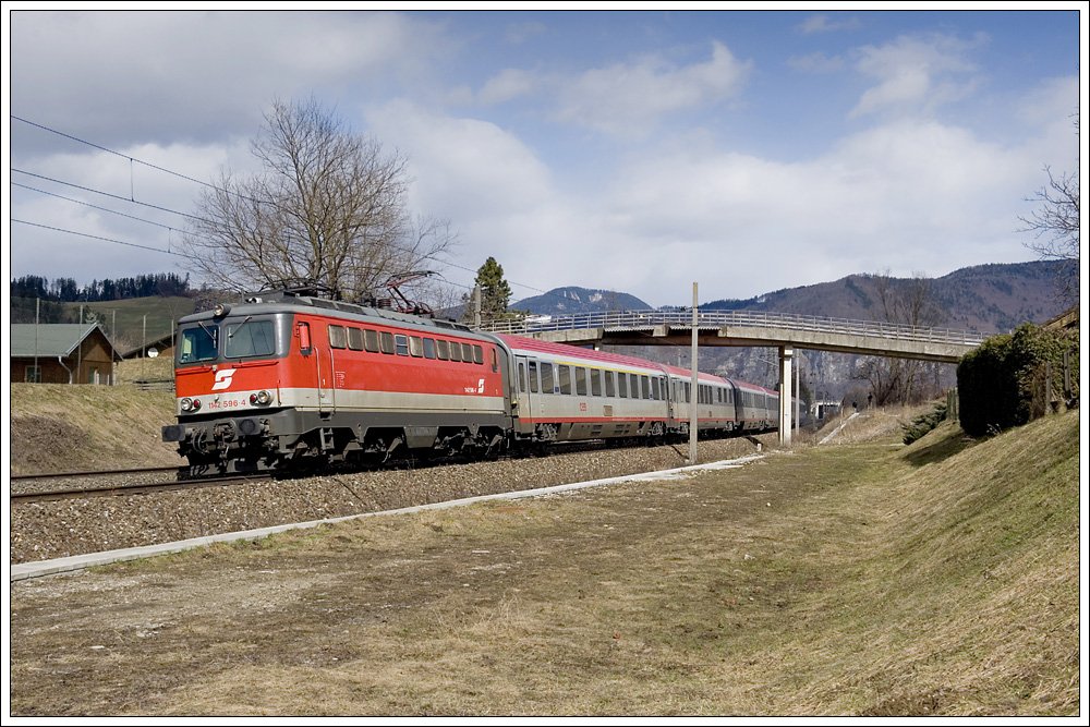 OEC 255 von Wien Meidling nach Maribor, am 14.3.2010 mit 1142 596 traktioniert, bei der Durchfahrt in Stbing, 17 Kilometer nrdlich von Graz aufgenommen.