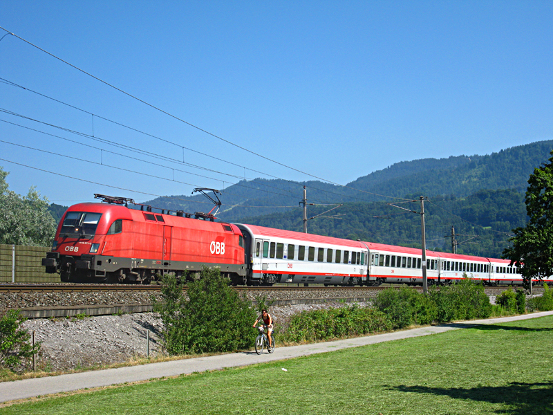 EC 740 von Wien West nach Bregenz in Schwarzach, gezogen von der 1116 071.

Lg