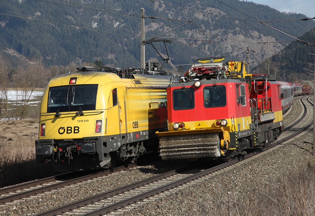 EC531 bespannt mit der 1216 210 (Kapsch) berholt bei Fentsch St.Lorenzen einen Motorturmwagen. 22.03.2013. 