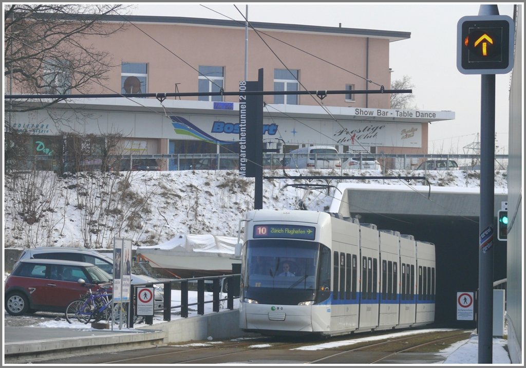 ffentlicher Nahverkehr im doppelten Sinne. Mit einer Cobra der Linie 10 direkt zu den Schlangengirls mit der Stange am Bahnhof Glattbrugg. (16.02.2010)