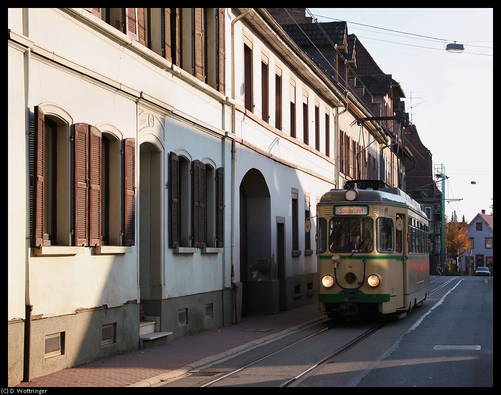 OEG 71 in der Grosachsener Ortsdurchfahrt, 01.11.2010.