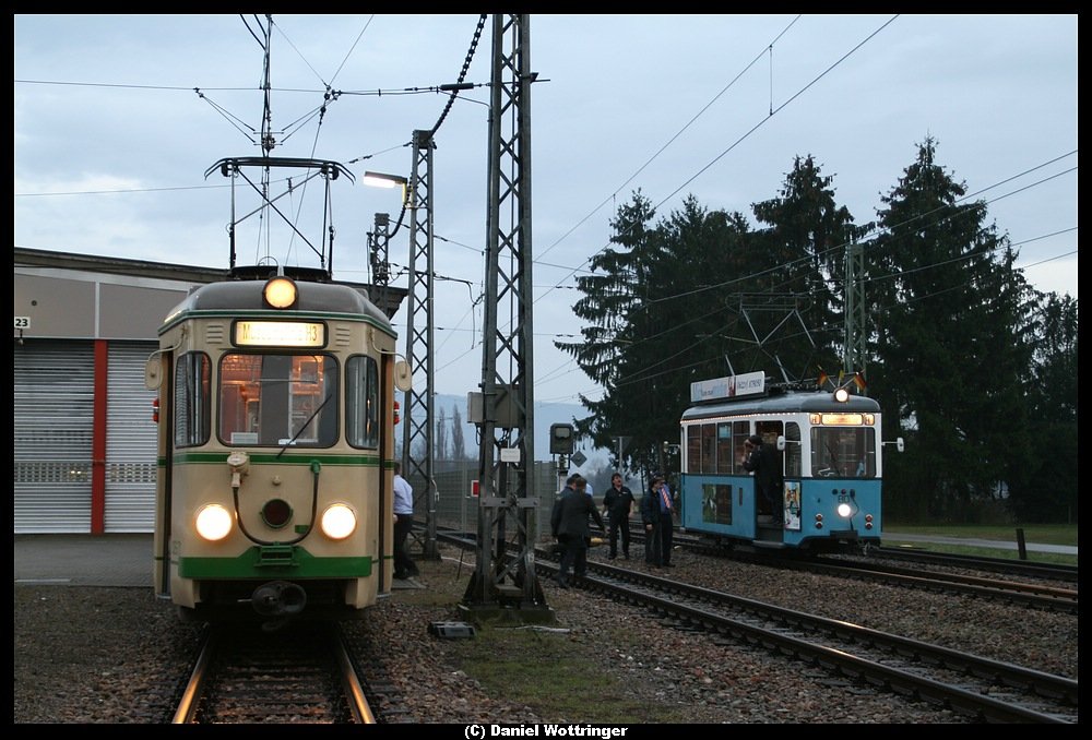 OEG 71 und HSB 80 am 20.03.2010 im OEG Bahnhof Edingen. Ich lade mal bewusst ein Bild mit abgeschnittenem Mast hoch, da oben viel Technik sitzt, die das Bild dann noch  obenlastiger  machen wrden.