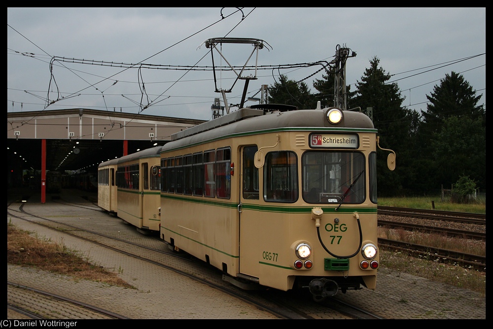OEG 77 mit den Beiwagen 193 und 181 vor der Wagenhalle Edingen
