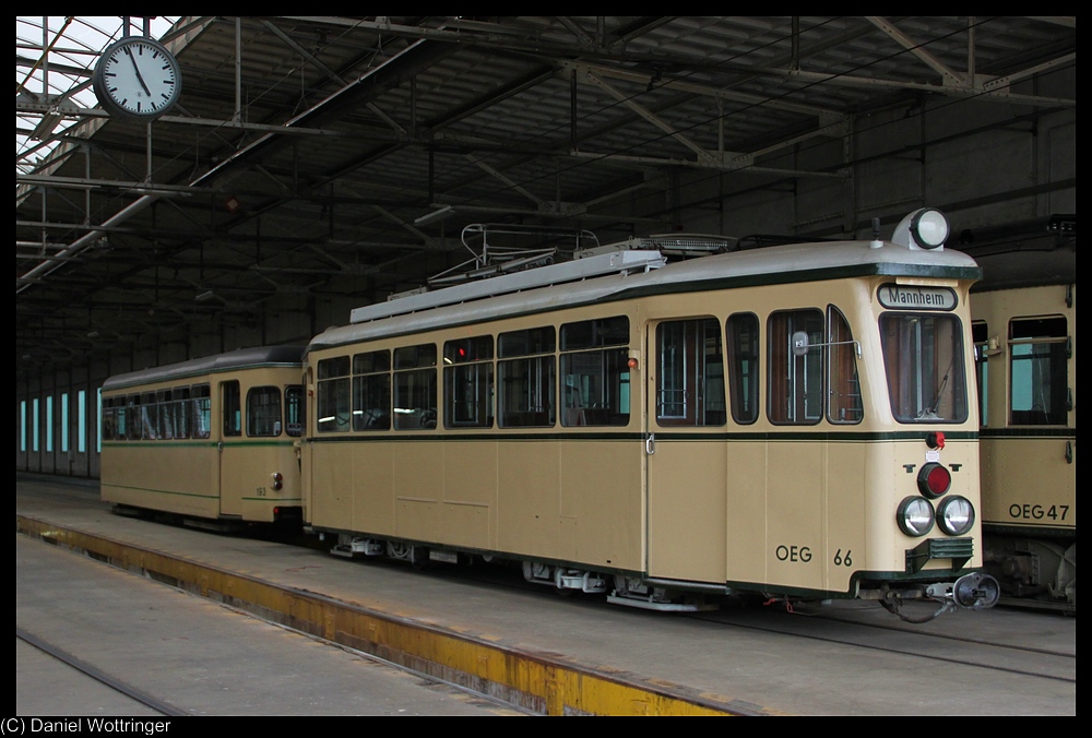 OEG 77 mit dem Beiwagen 193 am 23. Juli 2010 in der OEG-Wagenhalle Edingen. An der Beleuchtung der Wagenfront ist leicht zu erkennnen, dass der Fotograf fr die Aufnahme vor der Halle im ffentlich zugnglichen Bereich stand.