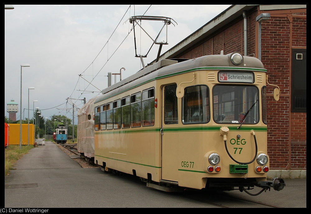 OEG 77 wartet mit dem Hnger 153 auf Rangiererlaubnis. Aufgenommen vom Parkplatz aus. 23. Juli 2010