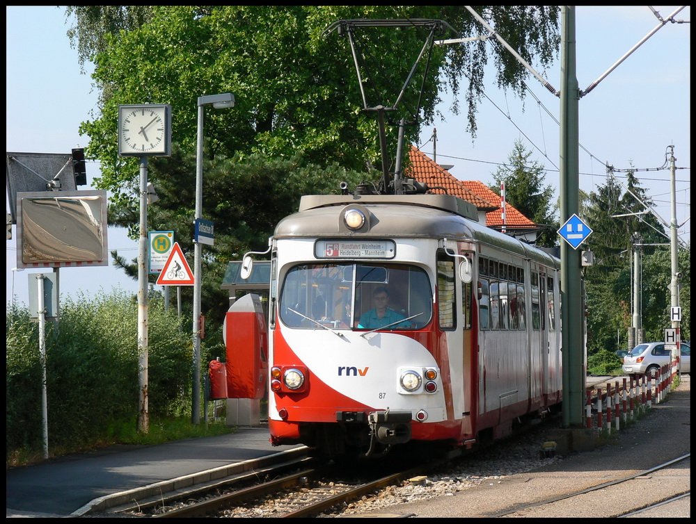 OEG 87 am 8.7.2006 in Grosachsen OEG. 2006 waren noch etliche OEG-Dwags der ersten und zweiten Bauserie unterwegs, sie wurden bis 2007 fast alle abgestellt. Wagen 87 hatte das Glck, mit 2 Kollegen nach Heidelberg zu wechseln, wo er bis Sommer 2008 stets auf der Linie 21 unterwegs war. Nach der Abstellung wurde der 87 im Frhjahr 2009 verschrottet.