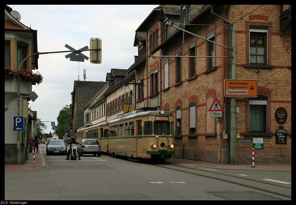OEG Triebwagen 71 mit Beiwagen 193 und am Zugschluss abgerstet der Triebwagen 77 am 13. Juni 2010 in der Grosachsener Ortsdurchfahrt.
