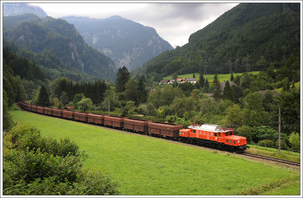 GEG 1020.37 mit dem fr Fotozwecke umgeleiteten Leererzzug 17256 am 11.8.2012 im Erzbachtal vor Hieflau aufgenommen.