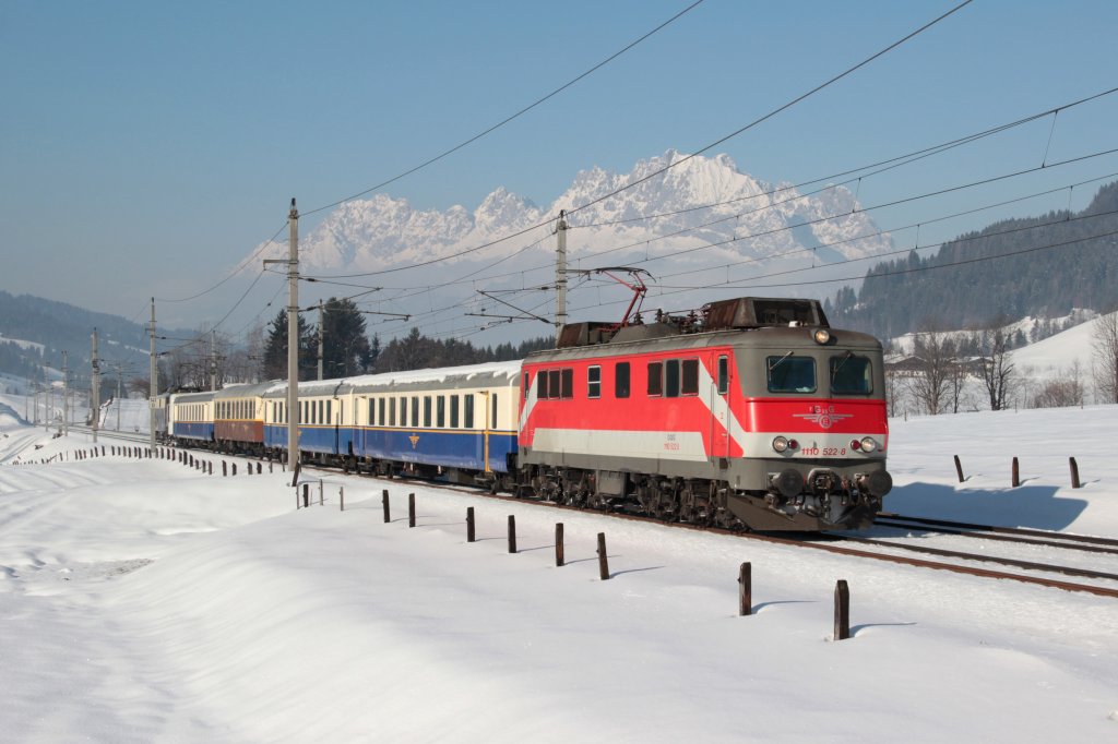 GEG 1110 522-8 zieht am 26.01.13 einen leeren Sonderzug in Richtung Saalfelden.
Der Zug brachte Schaulustige zum Hahnenkamm-Rennen nach Kitzbhel.
Festgehalten bei Fieberbrunn.