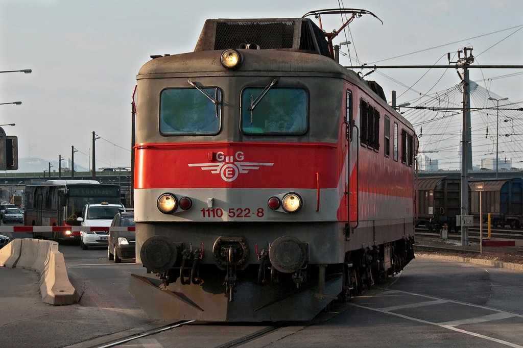 GEG 1110 522 ist von Wien Franz Josef's Bahnhof nach Bratislava unterwegs, um den Wagensatz fr die Fahrt zum Karneval nach Venedig abzuholen. Wien Handelskai, am 25.02.2011.