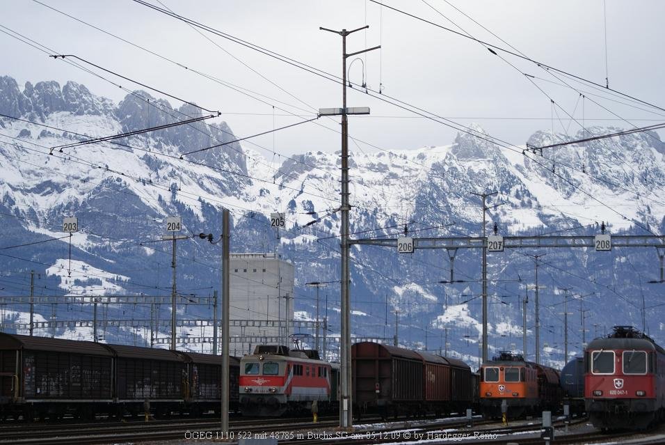 GEG 1110 522 zu Gast in Buchs SG.
Mit 8 alten Personenwagen wartet sie neben den blichen am Wochenende im Rangierbahnhof abgestellten  Re 4/4 und Re 6/6 auf die Ausfahrt.
Buchs SG 05.12.09