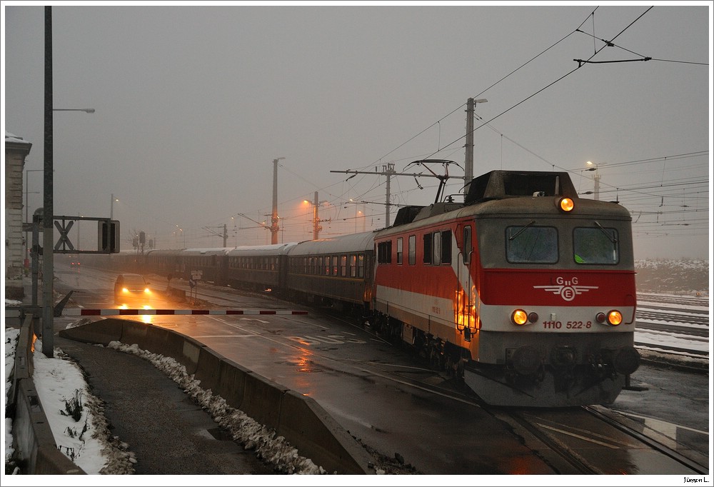 GEG 1110.522 mit dem Lp14385 von Wien/FJB nach Wien/Meidling. Leider hat's die B&B 52.7612 wieder nicht sehr weit geschafft; Wien/Donaulnde, 8.12.2010.