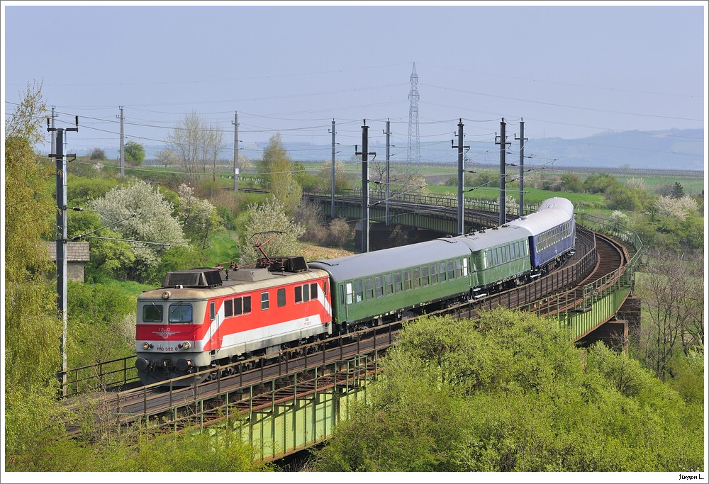 GEG 1110.522 mit einer Wagen-berstellung von Gmnd nach Passau; hier auf der Hangbrcke bei Limberg-Maissau, 24.4.2010.
