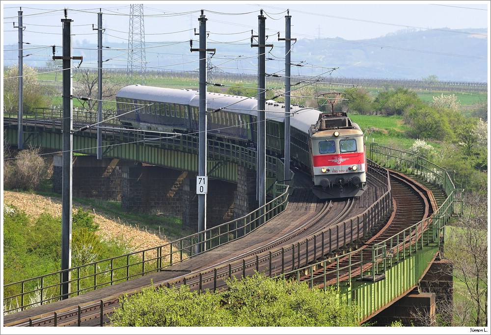 GEG 1110.522 mit einer Wagen-berstellung von Gmnd nach Passau; hier Version 2 auf der Hangbrcke bei Limberg-Maissau, 24.4.2010.