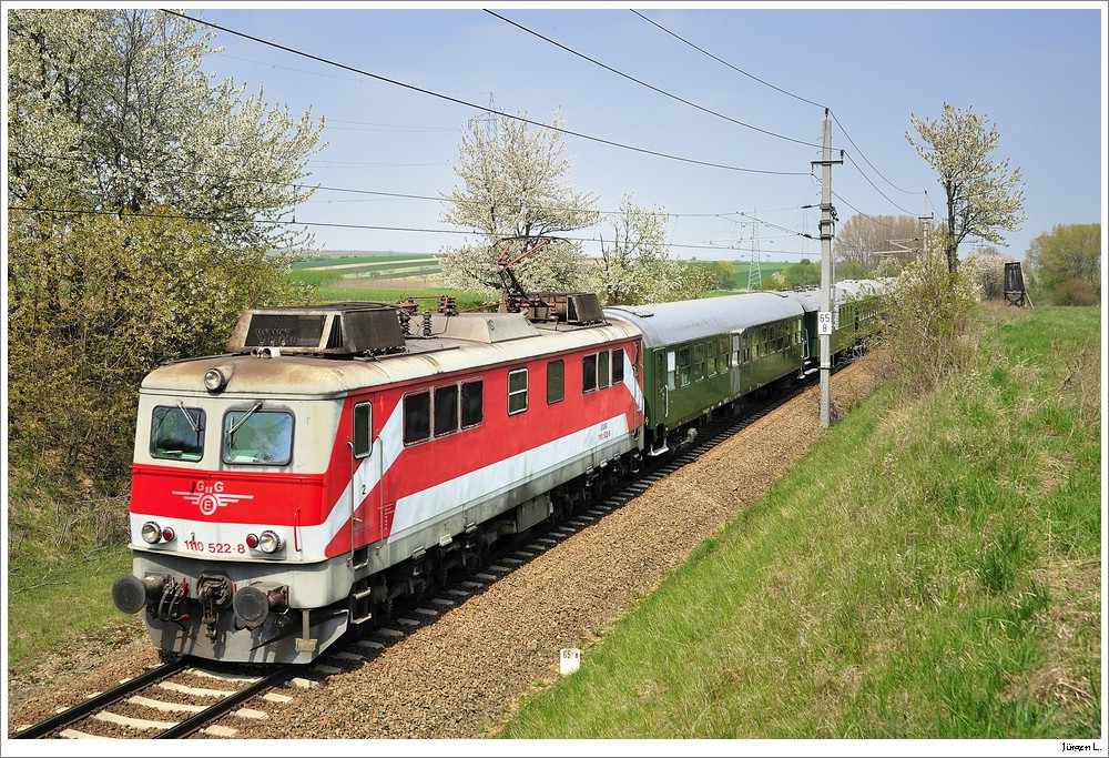 GEG 1110.522 mit einer Wagen-berstellung von Gmnd nach Passau; hier Version 2 wenige Km nach der Hst. Limberg-Maissau, 24.4.2010.