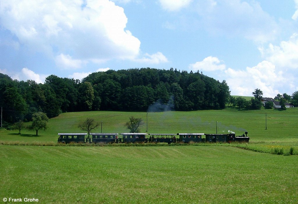 GEG 298.52 mit Personenzug nach Grnburg, Steyrtalbahn Steyr Lokalbahnhof - Grnburg, 760 mm Spurweite, fotografiert bei Aschach an der Steyr am 09.07.2006