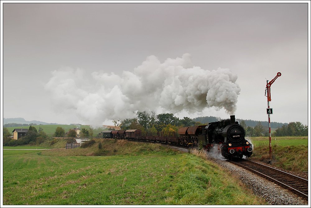 GEG 657.2770 mit ihrem Fotogterzug 91156 von Ried im Innkreis nach Attnang-Puchheim, am 21.10.2009 beim Einfahrsingnal Eberschwang aufgenommen.