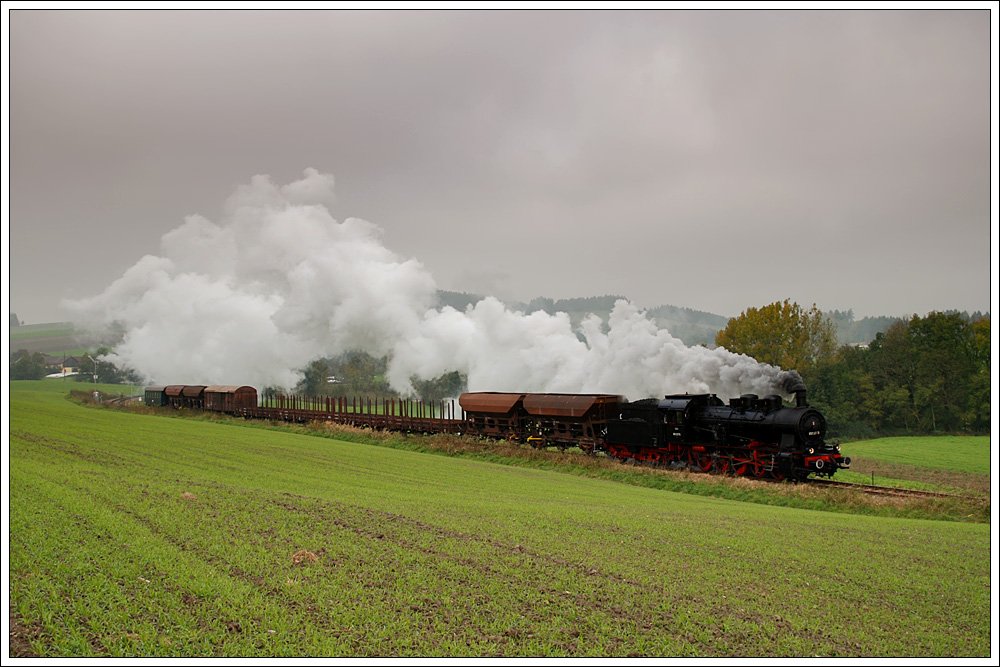 �GEG 657.2770 mit ihrem Fotog�terzug 91156 von Ried im Innkreis nach Attnang-Puchheim, am 21.10.2009 kurz vor der Durchfahrt in Eberschwang.