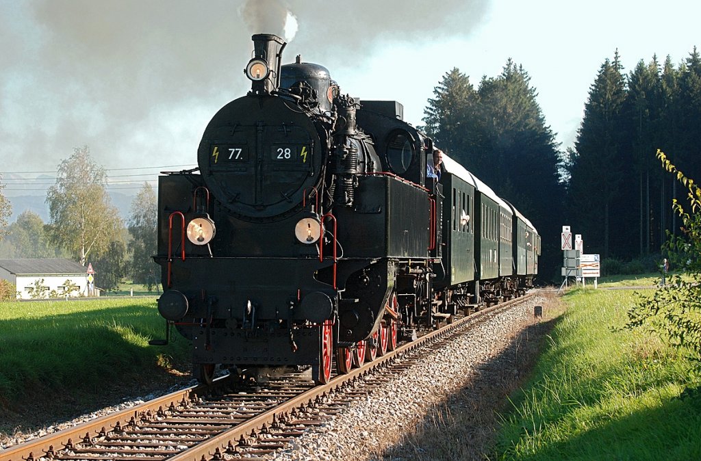 �GEG 77.28, am 04.10.2009, mit einem Sonderzug von Timelkam Richtung Ampflwang, kurz nach der Waldausfahrt. Hier hatte ich mich im Gegensatz zu den meisten anderen Fotografen f�r die Teleperspektive entschieden;-)