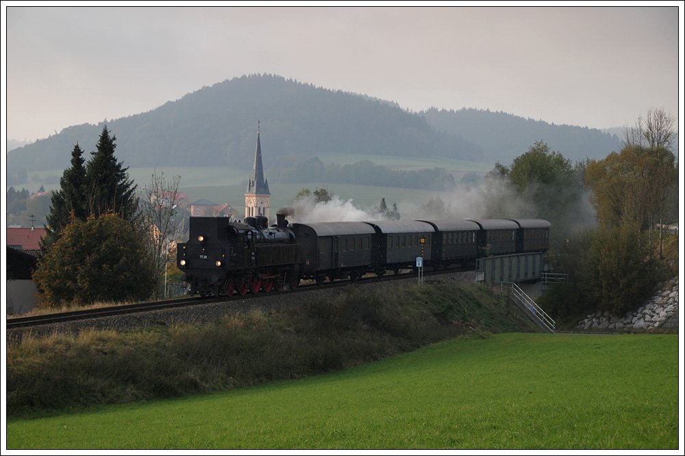 GEG 77.28 bei der Retourfahrt von Hausruck nach Attnang-Puchheim als 91158 am 21.10.2009 mit der Kirche von Bruckmhl im Hintergrund.