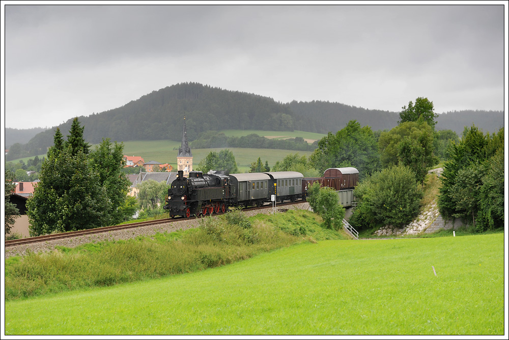 �GEG 77.28 mit dem Foto GmP Z 19822 von Ried im Innkreis nach Attnang-Puchheim am 6.8.2010 anl�sslich Sommerdampf und Planstrom 2010 mit der Kirche von Bruckm�hl im Hintergrund.