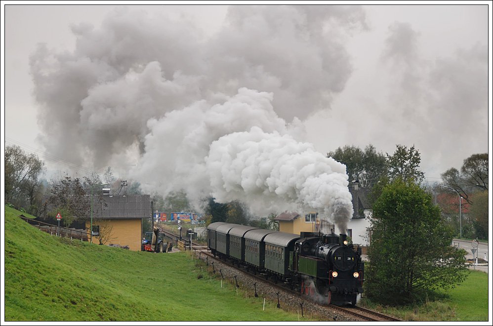 �GEG 77.28 mit dem Fotozug 91159 von Attnang-Puchheim nach Hausruck aufgenommen kurz nach dem Bahnhof Attnang-Puchheim.