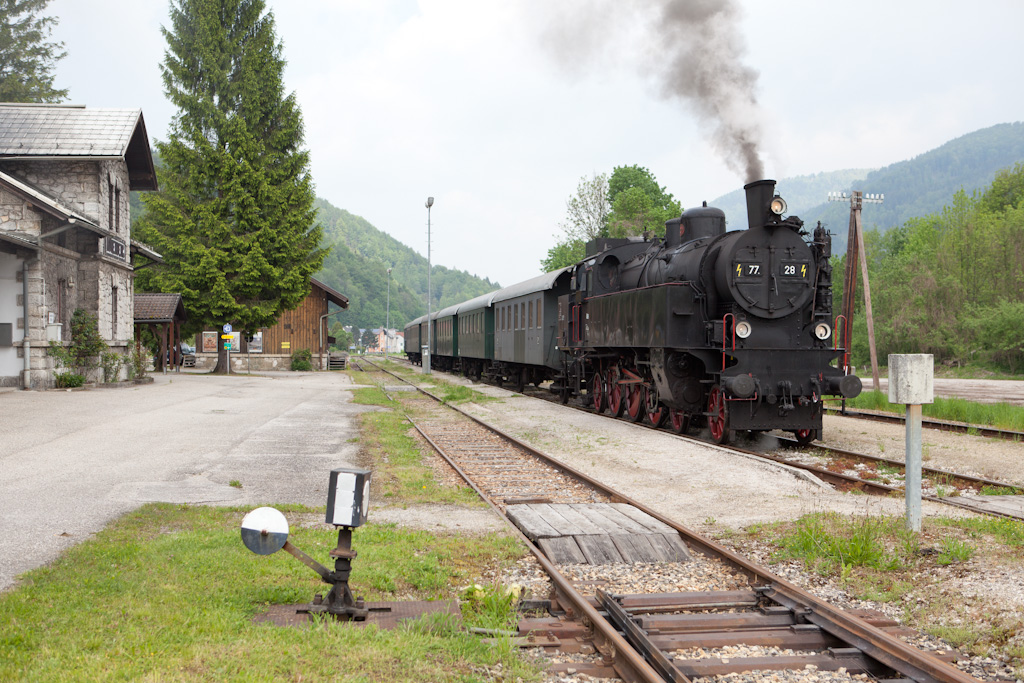 GEG 77.28 mit privatem Sonderzug im Bahnhof Hohenberg, 13. Mai 2011