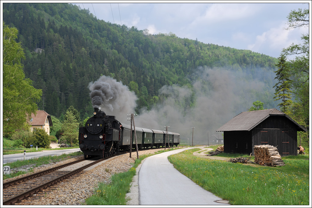 �GEG 77.28 mit unserem Fotozug 14480 von St. P�lten nach Sankt Aegyd am Neuwalde am 13.5.2011 kurz nach In der Bruck aufgenommen.