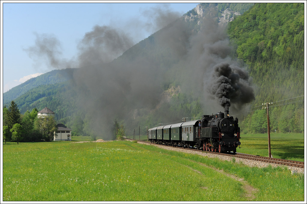 �GEG 77.28 mit unserem Fotozug am Nachmittag des 13.5.2011 nochmals als Nebenfahrt 14482 von Freiland nach Sankt Aegyd am Neuwalde verkehrend, kurz vor Innerfahrafeld.