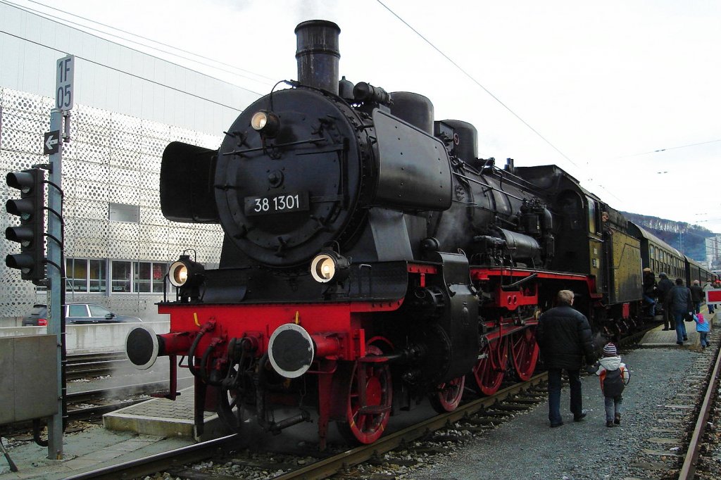 GEG Dampflok 38-1301 steht zur Abfahrt in Salzburg bereit am Zuglschlu befindet sich die 77-28.   6.12.09