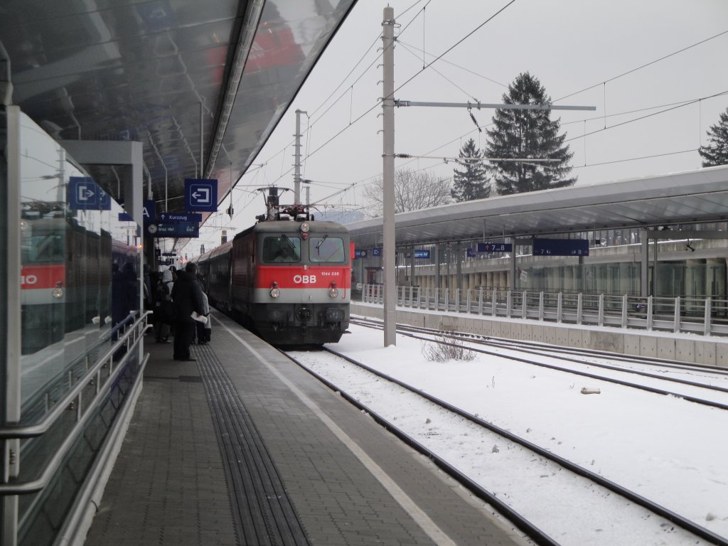 IC 15555 nach Graz wird am 13.3.10 auf Gleis 6 des Bahnhof Wien Meidling bereitgestellt. Zuglok: 1044
