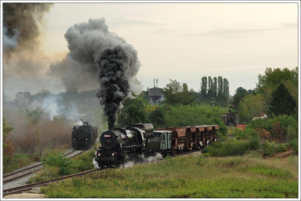 lofen trifft Wasserkocher - 555 3008 vom Depot in Bratislava bei der Parade in Strasshof am 22.9.2012. Im Hintergrund ist 97.208 zu sehen.