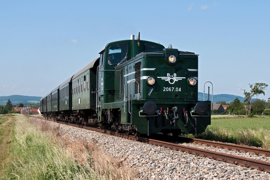SEK 2067.04 war am Pfingstwocheneden mit dem Nostalgie Express  Leiser Berge  unterwegs. Hier kurz vor Rckersdorf-Harmannsdorf, am 26.05.2012.