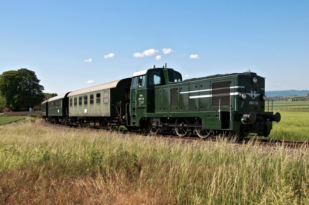 SEK 2067.04 war am Pfingstwocheneden mit dem Nostalgie Express  Leiser Berge  unterwegs. Die Aufnahme entstand kurz nach der Abfahrt in Mollmannsdorf, am 26.05.2012.