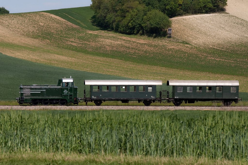 SEK 2067.04 war am Pfingstwocheneden mit dem Nostalgie Express  Leiser Berge  unterwegs. Bei der der Fahrt zwischen Ernstbrunn - Korneuburg - Ernstbrunn wurden nur zwei Wagen beigegeben, fast schon wie zu Planzeiten in den 70ern. Allerdings war damals eine rote 2067 vor dem Zug, wenn ich micht recht erinnere. Diese Aufnahme enstand bei Naglern, am 26.05.2012.
