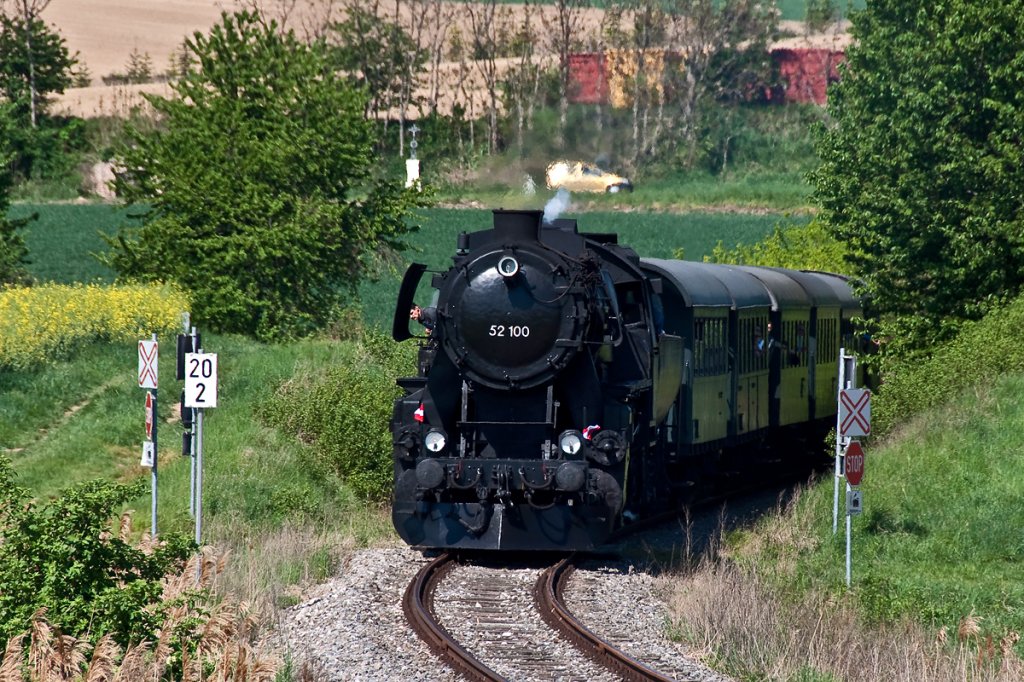 �SEK 52 100 hat mit dem EZ  Leiser Berge  Karnabrunn erreicht und f�hrt nach Ernstbrunn zum Oldtimertreffen. Die Aufnahme entstand am 06.05.2012. 
