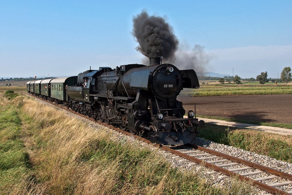 �SEK 52 100 ist mit dem EZ 7399 kurz vor Harmannsdorf-R�ckersdorf unterwegs. Das Foto entstand am 27.08.2011.