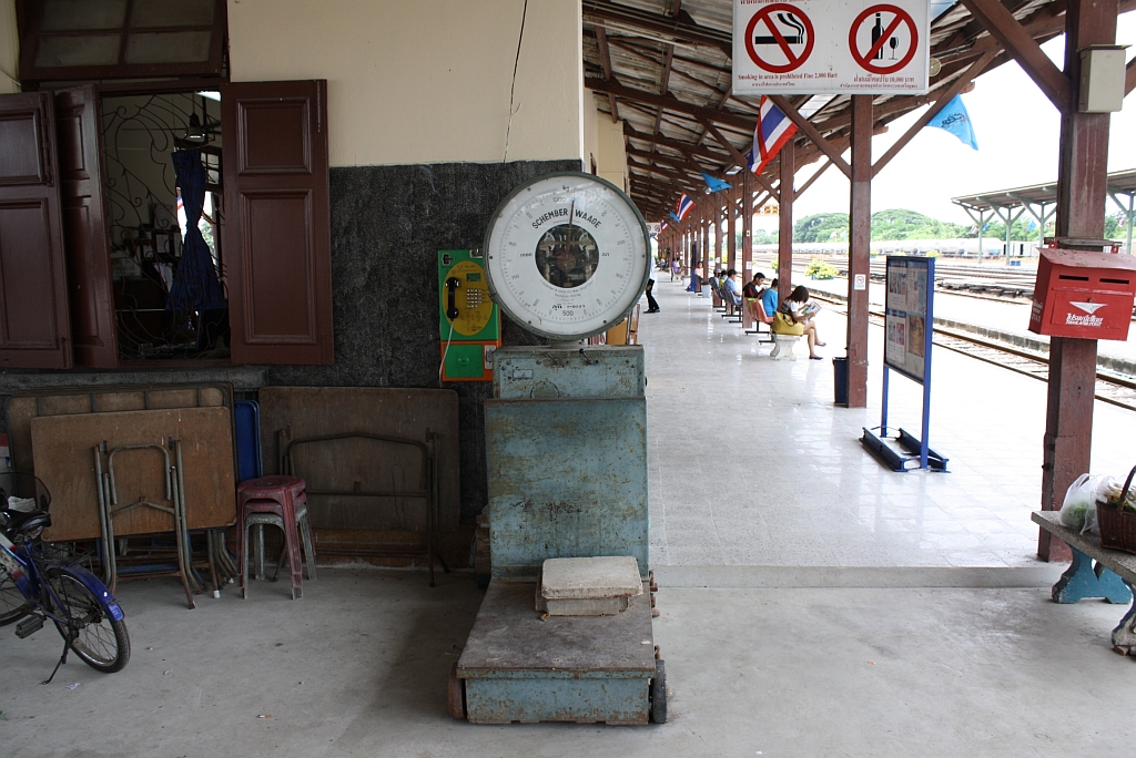 sterreichische Qualittsarbeit in Thailand: Eine Waage der Fa. Schember aus Wien-Atzgersdorf im Bf. Ban Phachi. Gesehen am 24.August 2010.