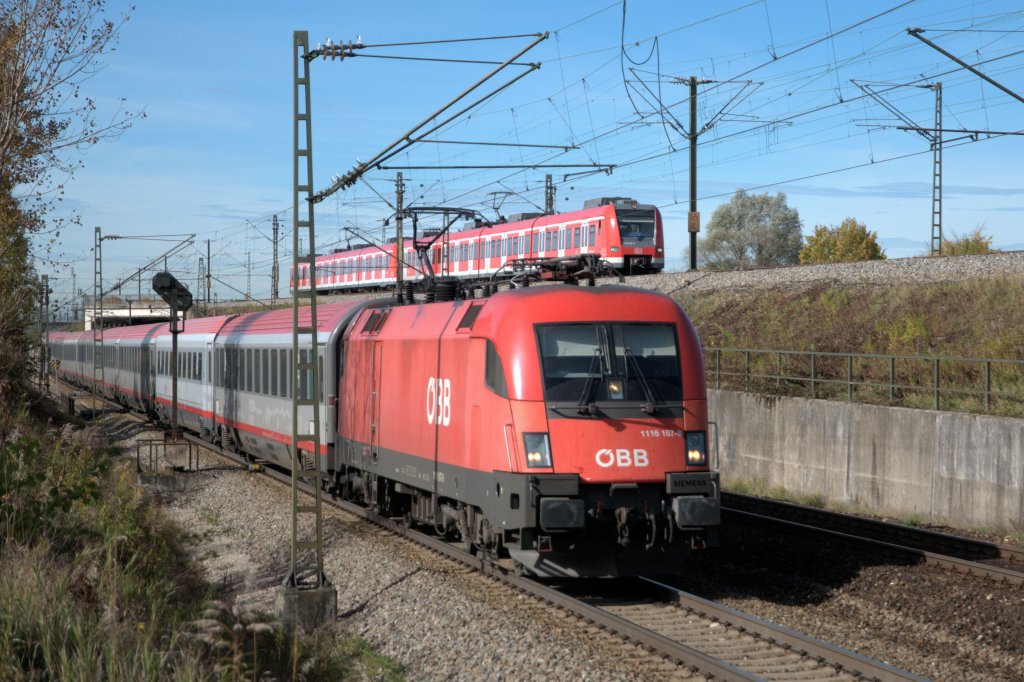 sterreichischer Fernverkehr trifft am 17.10.12 bei Waldtrudering auf Mnchner Nahverkehr