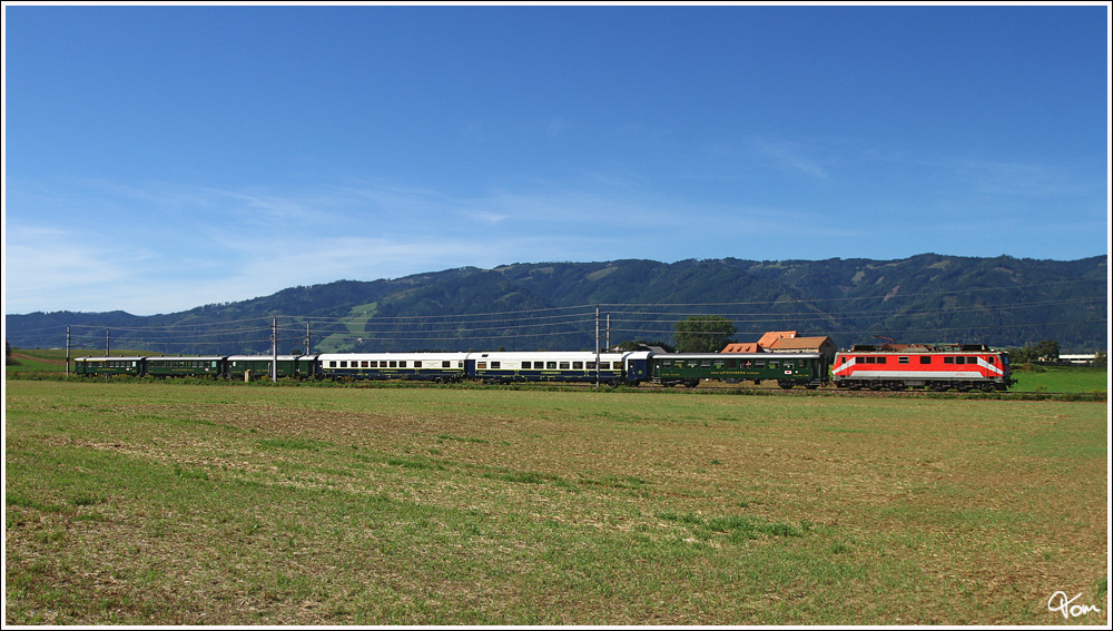 sterreichrundfahrt NR II - GEG 1110.522 fhrt mit SD 17280 von Klagenfurt Hbf ber den Semmering nach Wien Westbahnhof. 
Zeltweg 28.8.2012