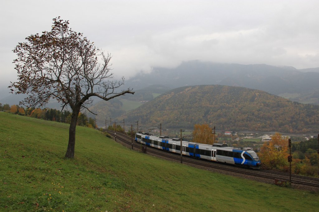 �sterreichs blaue Tal Ente, der 4024 120 pendelt am 26.10.12 als Regionalzug zwischen Semmering und Payerbach-Reichenau.
Hier zu sehen auf der Apfelwiese bei Eichberg.