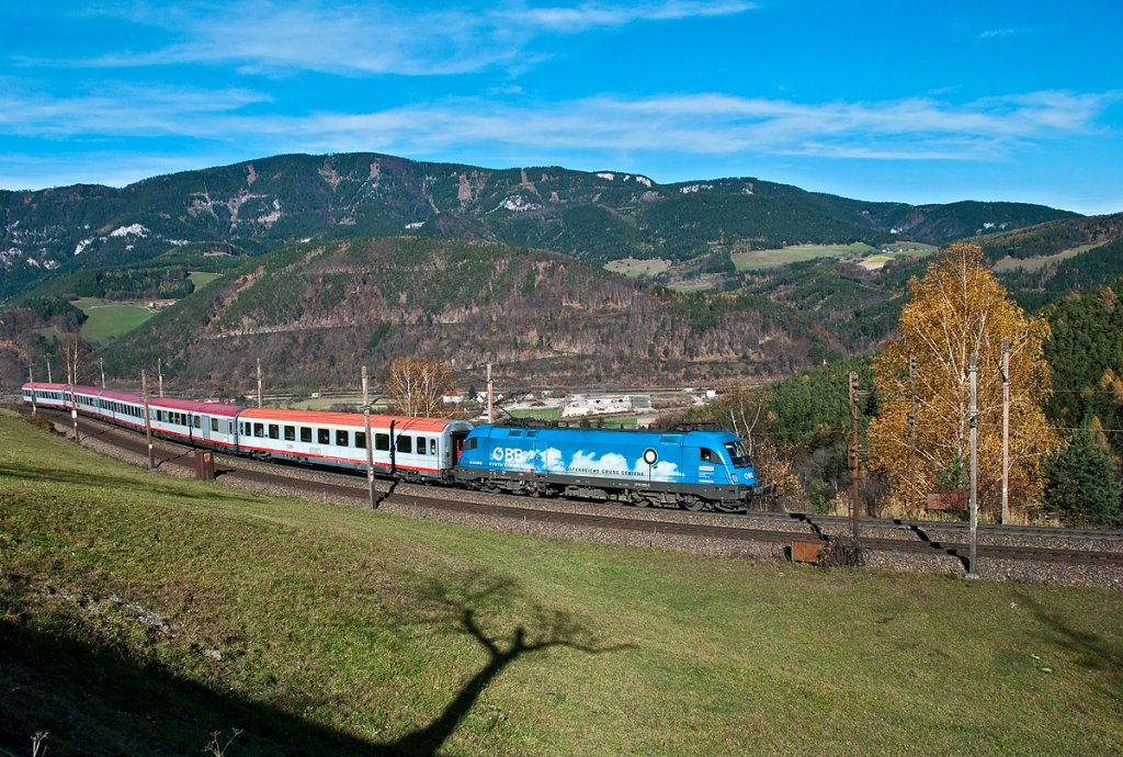 sterreichs grne Schiene 1016 023  Kyoto  ist mit OIC 559 von Wien Meidling nach Graz unterwegs. Die Aufnahme entstand am 05.11.2010 kurz vor Eichberg.
