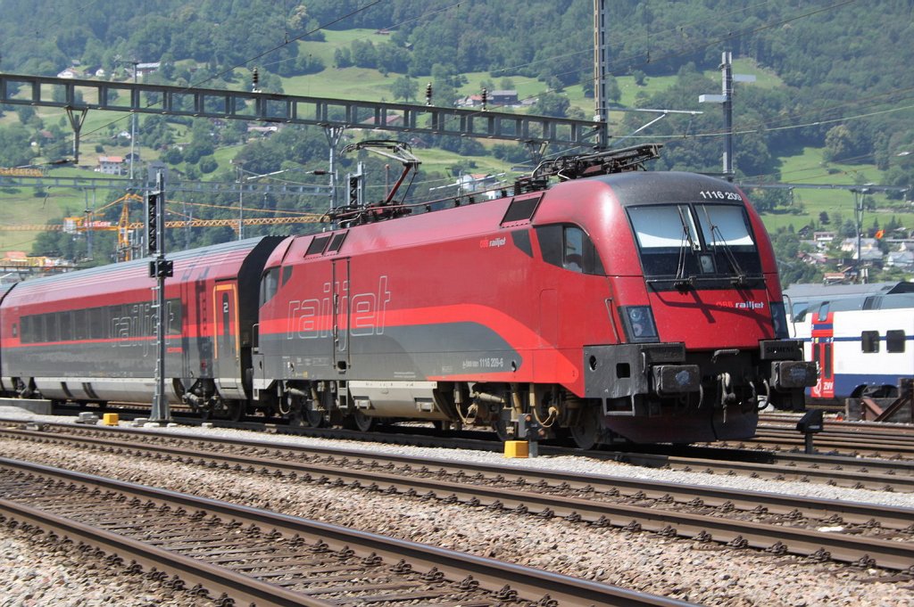 sterreichs Vorzeigezug,der Railjet,der auf der Destination Wien-Zrich verkehrt.Sargans 28.06.11

